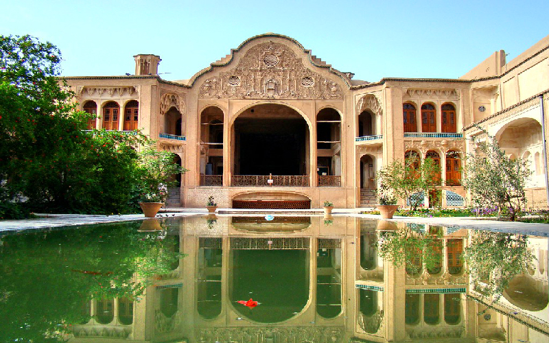 خانه بروجردی‌های کاشان؛ شاهکار معماری قاجار و نماد عشق و هنر ایرانی
