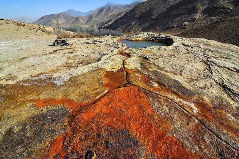 منطقه زیبا و دیدنی چشمه آب سرخ فریزهند