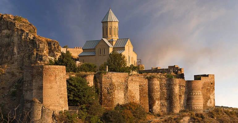 بهترین زمان سفر به قلعه ناریکالا