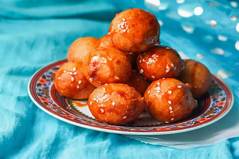 ۳. لقیمات (Luqaimat)، یک پیراشکی خوشمزه