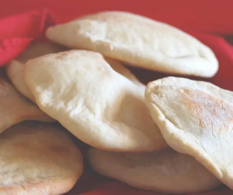 ۶. نان خبوس (Khaboos) از نان‌های محلی