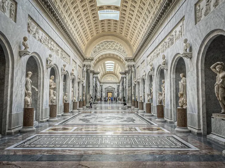 – موزه تاج‌وتخت