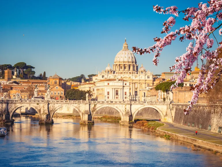 – کلیسای سنت پیتر (St. Peter’s Basilica)